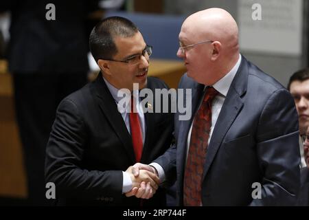 (190126) -- NAZIONI UNITE, 26 gennaio 2019 -- Vassily Nebenzia (R), rappresentante permanente russo presso le Nazioni Unite, stringe la mano al ministro degli Esteri venezuelano Jorge Arreaza durante una riunione di emergenza del Consiglio di sicurezza sulla situazione in Venezuela, presso la sede delle Nazioni Unite a New York, 26 gennaio 2019. ) CONSIGLIO DI SICUREZZA DELLE NAZIONI UNITE-VENEZUELA-RIUNIONE DI EMERGENZA LIXMUZI PUBLICATIONXNOTXINXCHN Foto Stock