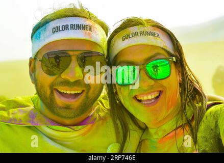 (190127) -- DOHA, 27 gennaio 2019 -- le persone partecipano alla Color Run al Qatar National Convention Centre di Doha, Qatar, il 26 gennaio 2019. Oltre 10.000 persone hanno partecipato alla Color Run che ha lo scopo di promuovere uno stile di vita più sano. ) QATAR-DOHA-SPORT-COLOR RUN Nikku PUBLICATIONxNOTxINxCHN Foto Stock