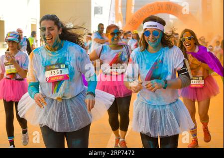 (190127) -- DOHA, 27 gennaio 2019 -- le persone partecipano alla Color Run al Qatar National Convention Centre di Doha, Qatar, il 26 gennaio 2019. Oltre 10.000 persone hanno partecipato alla Color Run che ha lo scopo di promuovere uno stile di vita più sano. ) QATAR-DOHA-SPORT-COLOR RUN Nikku PUBLICATIONxNOTxINxCHN Foto Stock