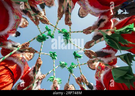 (190127) -- PECHINO, 27 gennaio 2019 () -- le donne eseguono danza popolare durante un festival invernale di pesca a hai An, nella provincia di Jiangsu della Cina orientale, 26 gennaio 2019. () FOTO DEL GIORNO Xinhua PUBLICATIONxNOTxINxCHN Foto Stock