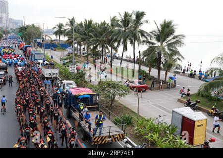 (190127) -- MANILA, 27 gennaio 2019 -- i volontari marciano verso Manila Bay a Manila, Filippine, 27 gennaio 2019. Circa 5.000 volontari hanno partecipato alla passeggiata solidale che segna l'inizio del progetto di riabilitazione del governo della Baia di Manila. FILIPPINE-BAIA DI MANILA-RIABILITAZIONE ROUELLExUMALI PUBLICATIONxNOTxINxCHN Foto Stock