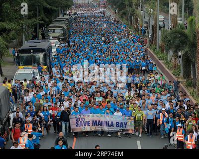 (190127) -- MANILA, 27 gennaio 2019 -- i volontari marciano verso Manila Bay a Manila, Filippine, 27 gennaio 2019. Circa 5.000 volontari hanno partecipato alla passeggiata solidale che segna l'inizio del progetto di riabilitazione del governo della Baia di Manila. FILIPPINE-BAIA DI MANILA-RIABILITAZIONE ROUELLExUMALI PUBLICATIONxNOTxINxCHN Foto Stock