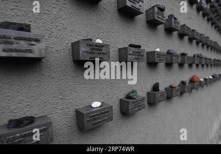 (190127) -- FRANCOFORTE, 27 gennaio 2019 -- foto scattata il 27 gennaio 2019 mostra il muro dell'antico cimitero ebraico di Francoforte, Germania. Il muro lungo 286 metri contiene più di 11.900 piccoli blocchi di acciaio, che registrano i nomi degli ebrei di Francoforte deportati e uccisi tra il 1933 e il 1945. Nel 2005, l'Assemblea generale delle Nazioni Unite ha adottato una risoluzione che designava il gennaio 27 come giornata internazionale della commemorazione in memoria delle vittime dell'Olocausto, il giorno in cui il campo di sterminio di Auschwitz fu liberato nel 1945. GERMANIA-FRANCOFORTE-GIORNATA INTERNAZIONALE DELLA MEMORIA DELL'OLOCAUSTO LUXYANG PUBLICATIONXNOTXI Foto Stock