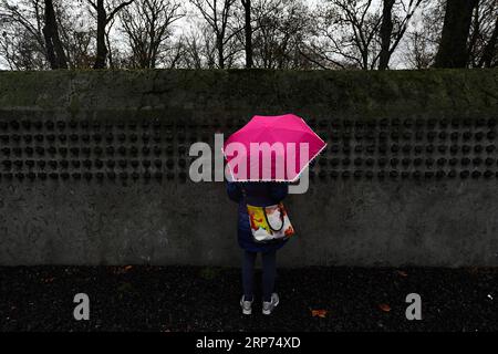 (190127) -- FRANCOFORTE, 27 gennaio 2019 -- Una donna vede il muro del vecchio cimitero ebraico a Francoforte, Germania, il 27 gennaio 2019. Il muro lungo 286 metri contiene più di 11.900 piccoli blocchi di acciaio, che registrano i nomi degli ebrei di Francoforte deportati e uccisi tra il 1933 e il 1945. Nel 2005, l'Assemblea generale delle Nazioni Unite ha adottato una risoluzione che designava il gennaio 27 come giornata internazionale della commemorazione in memoria delle vittime dell'Olocausto, il giorno in cui il campo di sterminio di Auschwitz fu liberato nel 1945. GERMANIA-FRANCOFORTE-GIORNATA INTERNAZIONALE DELLA MEMORIA DELL'OLOCAUSTO LUXYANG PUBLICATIONXNOTXINXC Foto Stock