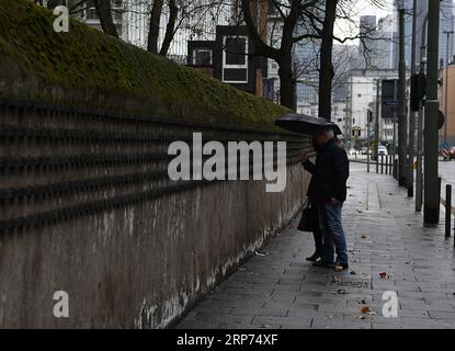 (190127) -- FRANCOFORTE, 27 gennaio 2019 -- la gente guarda il muro del vecchio cimitero ebraico a Francoforte, Germania, il 27 gennaio 2019. Il muro lungo 286 metri contiene più di 11.900 piccoli blocchi di acciaio, che registrano i nomi degli ebrei di Francoforte deportati e uccisi tra il 1933 e il 1945. Nel 2005, l'Assemblea generale delle Nazioni Unite ha adottato una risoluzione che designava il gennaio 27 come giornata internazionale della commemorazione in memoria delle vittime dell'Olocausto, il giorno in cui il campo di sterminio di Auschwitz fu liberato nel 1945. GERMANIA-FRANCOFORTE-GIORNATA INTERNAZIONALE DELLA MEMORIA DELL'OLOCAUSTO LUXYANG PUBLICATIONXNOTXINXCHN Foto Stock