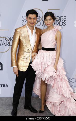 (190128) -- LOS ANGELES, 28 gennaio 2019 -- l'attore Henry Golding e l'attrice Gemma Chan arrivano per il 25 ° Annual Screen Actors Guild Awards al Shrine Auditorium di Los Angeles, negli Stati Uniti il 27 gennaio 2019. Li Ying) U.S.-LOS ANGELES-SAG AWARDS liying3 PUBLICATIONxNOTxINxCHN Foto Stock