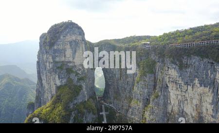 190128 -- PECHINO, 28 gennaio 2019 -- la grotta di Tianmen è vista nell'area panoramica di Tianmenshan a Zhangjiajie, nella provincia centrale di Hunan della Cina, 19 aprile 2017. Il governo cinese ha stabilito misure chiave per migliorare la qualità dei servizi turistici, nel mezzo di sforzi volti a promuovere lo sviluppo di alta qualità del settore. Mirando ai problemi chiave che riguardano i viaggi, una linea guida emessa dal Ministero della Cultura e del Turismo elencava sette aree prioritarie per il miglioramento della qualità, tra cui zone panoramiche, alloggi, agenzie di viaggio online e in mattoni, guide turistiche e amministrazione del turismo. La guida Foto Stock