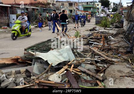 (190129) -- L'AVANA, 29 gennaio 2019 (Xinhua) -- le persone camminano davanti ai detriti nell'area colpita da tornado nel comune di Regla a l'Avana, Cuba, 28 gennaio 2019. Un potente tornado attraversò la capitale cubana domenica notte, lasciando tre persone morte e 172 feriti. (Xinhua/Joaquin Hernandez) CUBA-HAVANA-TORNADO PUBLICATIONxNOTxINxCHN Foto Stock