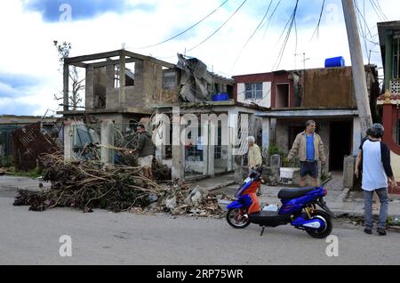 (190129) -- L'AVANA, 29 gennaio 2019 (Xinhua) -- case danneggiate sono state avvistate nell'area colpita da tornado nel comune di Regla a l'Avana, Cuba, 28 gennaio 2019. Un potente tornado attraversò la capitale cubana domenica notte, lasciando tre persone morte e 172 feriti. (Xinhua/Joaquin Hernandez) CUBA-HAVANA-TORNADO PUBLICATIONxNOTxINxCHN Foto Stock