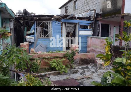 (190129) -- L'AVANA, 29 gennaio 2019 (Xinhua) -- Una casa danneggiata è stata vista nell'area colpita da tornado nel comune di Regla a l'Avana, Cuba, 28 gennaio 2019. Un potente tornado attraversò la capitale cubana domenica notte, lasciando tre persone morte e 172 feriti. (Xinhua/Joaquin Hernandez) CUBA-HAVANA-TORNADO PUBLICATIONxNOTxINxCHN Foto Stock