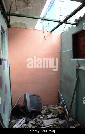 (190129) -- L'AVANA, 29 gennaio 2019 (Xinhua) -- Una casa danneggiata è stata vista nell'area colpita da tornado nel comune di Regla a l'Avana, Cuba, 28 gennaio 2019. Un potente tornado attraversò la capitale cubana domenica notte, lasciando tre persone morte e 172 feriti. (Xinhua/Joaquin Hernandez) CUBA-HAVANA-TORNADO PUBLICATIONxNOTxINxCHN Foto Stock