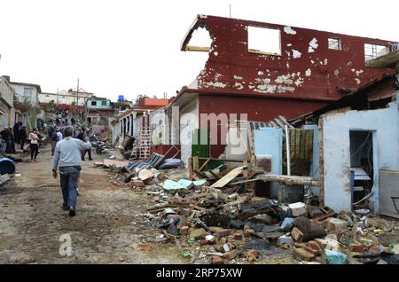 (190129) -- L'AVANA, 29 gennaio 2019 (Xinhua) -- case danneggiate sono state avvistate nell'area colpita da tornado nel comune di Regla a l'Avana, Cuba, 28 gennaio 2019. Un potente tornado attraversò la capitale cubana domenica notte, lasciando tre persone morte e 172 feriti. (Xinhua/Joaquin Hernandez) CUBA-HAVANA-TORNADO PUBLICATIONxNOTxINxCHN Foto Stock