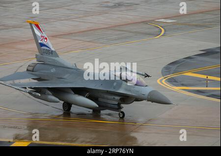 Gunsan, Corea del Sud. 30 agosto 2023. Un caccia F-16C Fighting Falcon della U.S. Air Force assegnato al Wolf Pack del 35th Fighter Squadron, taxi per la rampa dopo il ritorno alla base aerea di Kunsan, il 30 agosto 2023 a Gunsan, Corea del Sud. Credito: SSgt. Jovan Banks/Planetpix/Alamy Live News Foto Stock