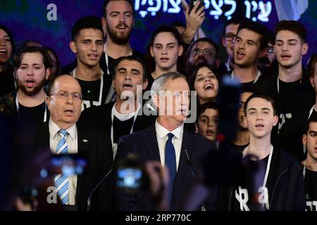 (190129) - TEL AVIV, 29 gennaio 2019 -- l'ex capo di stato maggiore delle forze di difesa israeliane Benny Gantz (fronte C) e l'ex ministro della difesa israeliano Moshe Ya alon (fronte L) partecipano a una manifestazione elettorale a Tel Aviv, Israele, il 29 gennaio 2019. Gantz e Ya alon formeranno un partito indipendente nelle elezioni generali israeliane previste nell'aprile 2019. ) ISRAEL-TEL AVIV-RALLY ELETTORALE-BENNY GANTZ JINI/TOMERXNEUBERG PUBLICATIONXNOTXINXCHN Foto Stock