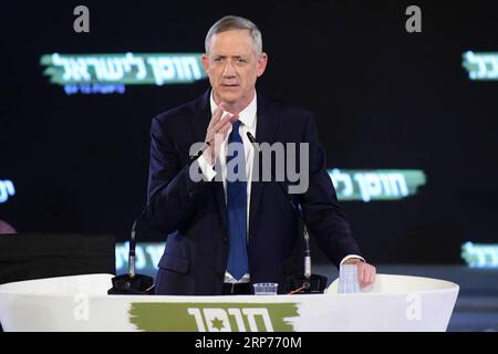 (190129) - TEL AVIV, 29 gennaio 2019 - l'ex capo di stato maggiore delle forze di difesa israeliane Benny Gantz si rivolge a una manifestazione elettorale a Tel Aviv, Israele, il 29 gennaio 2019. Gantz e l'ex ministro della difesa israeliano Moshe Ya alon formeranno un partito indipendente nelle elezioni generali israeliane previste nell'aprile 2019. ) ISRAEL-TEL AVIV-RALLY ELETTORALE-BENNY GANTZ JINI/TOMERXNEUBERG PUBLICATIONXNOTXINXCHN Foto Stock