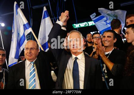 (190129) - TEL AVIV, 29 gennaio 2019 -- l'ex capo di stato maggiore delle forze di difesa israeliane Benny Gantz (1st R, Front) e l'ex ministro della difesa israeliano Moshe Ya alon (2nd R, Front) partecipano a una manifestazione elettorale a Tel Aviv, Israele, il 29 gennaio 2019. Gantz e Ya alon formeranno un partito indipendente nelle elezioni generali israeliane previste nell'aprile 2019. ) ISRAEL-TEL AVIV-RALLY ELETTORALE-BENNY GANTZ GILXCOHENXMAGEN PUBLICATIONXNOTXINXCHN Foto Stock