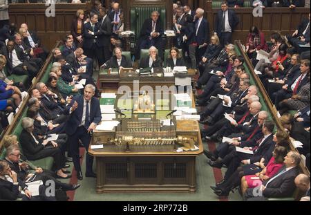 (190129) -- LONDRA, 29 gennaio 2019 -- il segretario britannico alla Brexit Stephen Barclay (C-L, Front) è stato visto durante la votazione sugli emendamenti Brexit Deal alla camera dei comuni di Londra, Regno Unito, il 29 gennaio 2019. Pochi giorni dopo aver subito la più grande umiliazione nella storia politica britannica, il primo ministro Theresa May è stato più vicino che mai martedì a raggiungere finalmente un elusivo accordo sulla Brexit. Con 317 voti contro 301, i deputati della camera dei comuni hanno dato il loro sostegno all'accordo di May che hanno respinto all'inizio di questo mese, a condizione che vengano apportate modifiche alla cosiddetta questione del confine irlandese. ) BRITAIN-LONDON-THERE Foto Stock