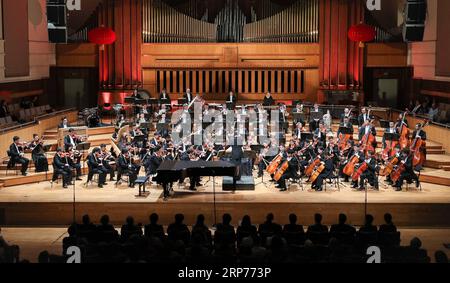 (190130) -- BRUXELLES, 30 gennaio 2019 -- l'Orchestra Sinfonica di Guangzhou dà il Concerto di Capodanno con Tan Dun come direttore in Flagey, una casa culturale a Bruxelles, Belgio, 29 gennaio 2019. Il concerto si è tenuto per portare il pubblico al fascino della musica orientale e occidentale e per celebrare il prossimo Capodanno lunare cinese che cade il 5 febbraio di quest'anno. ) BELGIO-BRUXELLES-CINA-CONCERTO DI CAPODANNO ZHENGXHUANSONG PUBLICATIONXNOTXINXCHN Foto Stock