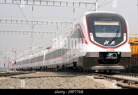 (190130) -- PECHINO, 30 gennaio 2019 (Xinhua) -- la foto mostra un treno per la nuova linea aeroportuale a Pechino, capitale della Cina, 29 gennaio 2019. La nuova linea aeroportuale a 160 km/h, che collega Pechino sud al nuovo aeroporto della città nel distretto di Daxing, è il più veloce transito ferroviario intraurbano in Cina. La linea è programmata per iniziare le operazioni di test con il lancio dell'aeroporto internazionale di Daxing a settembre. (XINHUA) CINA-PECHINO-TRASPORTO URBANO-TRANSITO FERROVIARIO-NUOVA LINEA (CN) PUBLICATIONXNOTXINXCHN Foto Stock