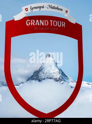 L'iconica montagna del Cervino dopo una fresca caduta di neve alla fine di agosto. Vista dalla dorsale del Gornergrat, Zermatt, Canton Vallese, Svizzera. Foto Stock