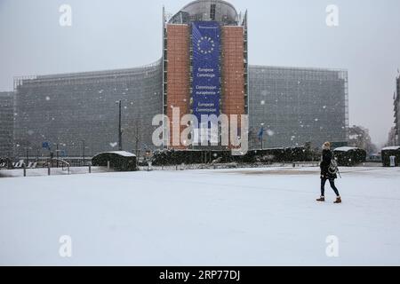 (190130) -- BRUXELLES, 30 gennaio 2019 (Xinhua) -- Una passeggiata pedonale davanti alla sede centrale della Commissione europea in mezzo alla neve a Bruxelles, Belgio, 30 gennaio 2019. Una nevicata ha colpito Bruxelles mercoledì. (Xinhua/Zhang Cheng) BELGIO-BRUXELLES-NEVICATE PUBLICATIONxNOTxINxCHN Foto Stock