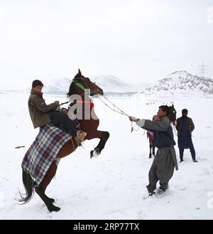 (190131) -- PECHINO, 31 gennaio 2019 -- Un uomo posa per foto su un cavallo durante una giornata di neve a Kabul, capitale dell'Afghanistan, 30 gennaio 2019. ) XINHUA FOTO DEL GIORNO RahmatxAlizadah PUBLICATIONxNOTxINxCHN Foto Stock