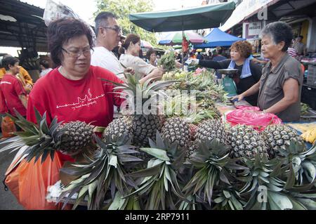 (190201) -- KUALA LUMPUR, 1 febbraio 2019 -- negozio cinese locale per la preparazione del prossimo Capodanno lunare cinese in un mercato a Taman Muda di Selangor, Malesia, 1 febbraio 2019. Il Capodanno lunare di quest'anno, o Festival di primavera, inizia il 5 febbraio. ) MALESIA-SELANGOR-CINESE PREPARAZIONE DEL NUOVO ANNO CHONGXVOONXCHUNG PUBLICATIONXNOTXINXCHN Foto Stock