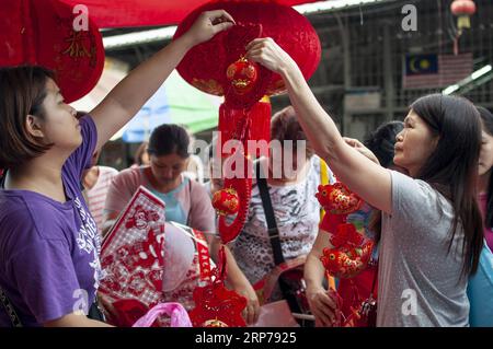 (190201) -- KUALA LUMPUR, 1 febbraio 2019 -- negozio cinese locale per la preparazione del prossimo Capodanno lunare cinese in un mercato a Taman Muda di Selangor, Malesia, 1 febbraio 2019. Il Capodanno lunare di quest'anno, o Festival di primavera, inizia il 5 febbraio. ) MALESIA-SELANGOR-CINESE PREPARAZIONE DEL NUOVO ANNO CHONGXVOONXCHUNG PUBLICATIONXNOTXINXCHN Foto Stock