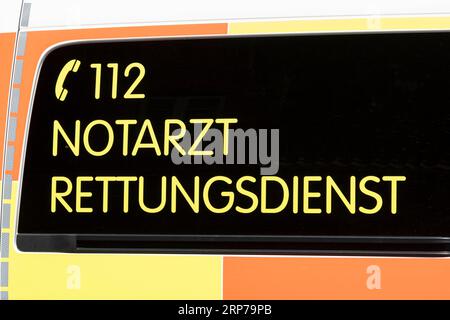 Immagine simbolica, chiamata di emergenza 112, medico di emergenza, servizio di soccorso, vigili del fuoco, vista dettagliata, lettere su un'ambulanza, Germania Foto Stock