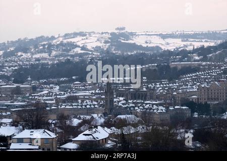 (190201) -- BATH (BRITAIN), Feb. 1, 2019 -- Photo taken on Feb. 1, 2019 shows the Snow-covered City centre in Bath, Britain. Il Met Office di venerdì ha emesso un avvertimento giallo per neve e ghiaccio dopo che alcune parti della Gran Bretagna hanno vissuto la notte più fredda degli ultimi sette anni di giovedì. Un forte colpo di freddo afferra la Gran Bretagna con neve e ghiaccio che ricoprono vaste distese della nazione. ) BRITAIN-BATH-SNOW RayxTang PUBLICATIONxNOTxINxCHN Foto Stock