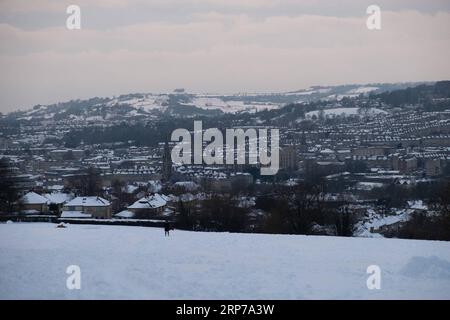 (190201) -- BATH (BRITAIN), Feb. 1, 2019 -- Photo taken on Feb. 1, 2019 shows a Snow-covered Hill in Bath, Britain. Il Met Office di venerdì ha emesso un avvertimento giallo per neve e ghiaccio dopo che alcune parti della Gran Bretagna hanno vissuto la notte più fredda degli ultimi sette anni di giovedì. Un forte colpo di freddo afferra la Gran Bretagna con neve e ghiaccio che ricoprono vaste distese della nazione. ) BRITAIN-BATH-SNOW RayxTang PUBLICATIONxNOTxINxCHN Foto Stock