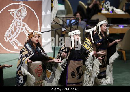 (190202) -- NAZIONI UNITE, 2 febbraio 2019 -- ballerini Kwakwaka della costa nord-occidentale del Canada si esibiscono durante la cerimonia di lancio dell'anno internazionale delle lingue indigene presso la sede delle Nazioni Unite a New York, 1 febbraio 2019. Venerdì il presidente dell'Assemblea generale delle Nazioni Unite (UNGA) ha esortato la comunità internazionale a recuperare e preservare meglio le lingue indigene. L’anno internazionale delle lingue indigene è un’osservanza delle Nazioni Unite nel 2019 che mira a sensibilizzare le persone sulle conseguenze della minaccia delle lingue indigene in tutto il mondo e a stabilire un legame tra le lingue, Foto Stock