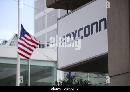 (190202) -- NEW YORK, 2 febbraio 2019 -- il segno di Foxconn si vede in un edificio per uffici di Foxconn a Milwaukee, Wisconsin, Stati Uniti, 2 novembre 2018. L'opposizione dei residenti, la carenza di manodopera e le difficoltà di trasferimento tecnologico sono le tre ragioni principali per cui le aziende manifatturiere come Foxconn non potevano tornare facilmente negli Stati Uniti, hanno affermato esperti del settore e analisti. Costruito su un vasto terreno di 2.800 acri nello Stato del Wisconsin, il progetto dello stabilimento Foxconn è definito dal presidente degli Stati Uniti Donald Trump come l'ottava meraviglia del mondo per la scala degli investimenti, la n Foto Stock