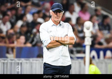 Laurent BLANC di Lione durante la partita di calcio del campionato francese di Ligue 1 tra Olympique Lyonnais (Lione) e Paris Saint-Germain il 3 settembre 2023 allo stadio Groupama di Decines-Charpieu vicino a Lione, in Francia Foto Stock