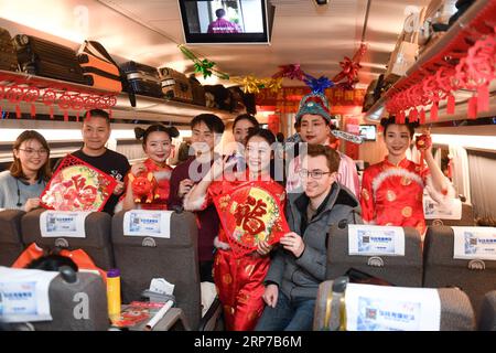 (190202) -- HANGZHOU, 2 febbraio 2019 (Xinhua) -- gli assistenti in costume si mettono in posa per le foto con i passeggeri a bordo di un treno proiettile da Hangzhou, nella provincia dello Zhejiang orientale della Cina, a Huangshan, nella provincia di Anhui della Cina orientale, il 2 febbraio 2019. I membri del personale a bordo del treno hanno messo in scena uno spettacolo sabato per estendere i saluti ai passeggeri, in vista del Festival di Primavera, o del Capodanno lunare cinese, che cade il 5 febbraio di quest'anno. (Xinhua/Huang Zongzhi) CHINA-HANGZHOU-SPRING FESTIVAL-TRAVEL RUSH (CN) PUBLICATIONxNOTxINxCHN Foto Stock