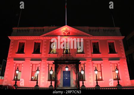(190204) -- DUBLINO, 4 febbraio 2019 (Xinhua) -- la Mansion House, residenza ufficiale del sindaco di Dublino dal 1715, diventa rossa a Dublino, Irlanda, 3 febbraio 2019. Una serie di edifici storici di Dublino hanno illuminato di rosso le loro facciate per celebrare il Capodanno cinese che cade il 5 febbraio di quest'anno. (XINHUA) IRLANDA-DUBLINO-FESTIVAL-CAPODANNO CINESE PUBLICATIONXNOTXINXCHN Foto Stock