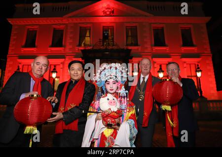 (190204) -- DUBLINO, 4 febbraio 2019 (Xinhua) -- l'ambasciatore cinese in Irlanda Yue Xiaoyong (2nd L) e il sindaco di Dublino Nial Ring (2nd R) scattano una foto di gruppo di fronte alla Mansion House, una residenza ufficiale del sindaco di Dublino dal 1715, a Dublino, Irlanda, 3 febbraio 2019. Una serie di edifici storici di Dublino hanno illuminato di rosso le loro facciate per celebrare il Capodanno cinese che cade il 5 febbraio di quest'anno. (XINHUA) IRLANDA-DUBLINO-FESTIVAL-CAPODANNO CINESE PUBLICATIONXNOTXINXCHN Foto Stock