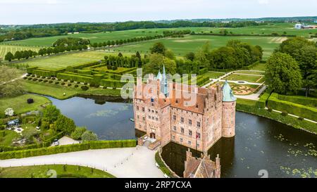 Vista aerea, castello di Egeskov con parco, giardino rinascimentale, Kvaerndrup, regione Syddanmark, Danimarca Foto Stock