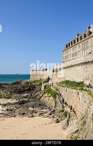 Città vecchia con mura cittadine direttamente sul mare, Saint-Malo, Ille-et-Villaine, Bretagna, Francia Foto Stock