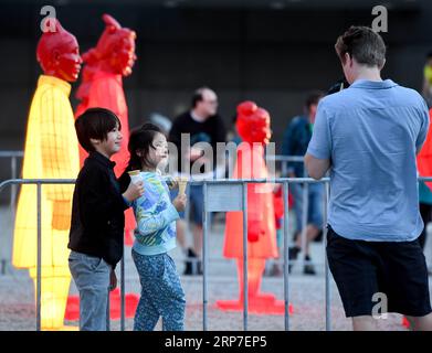 (190205) -- WELLINGTON, 5 febbraio 2019 (Xinhua) -- i bambini posano per delle foto davanti alle lanterne guerriere di terracotta all'esterno del National Museum of New Zealand, a Wellington, nuova Zelanda il 5 febbraio 2019. Per celebrare il Capodanno lunare cinese, queste lanterne saranno accese ogni sera dalle 20:00 a mezzanotte. Prima di Wellington, queste lanterne sono state esposte in diverse località iconiche in tutto il mondo, tra cui Sydney Harbour, Zagabria, Praga, Edimburgo e Manchester. (Xinhua/Guo lei) NEW ZEALAND-WELLINGTON-TERRACOTTA WARRIORS-LANTERN PUBLICATIONxNOTxINxCHN Foto Stock