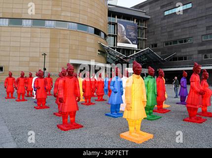 (190205) - WELLINGTON, 5 febbraio 2019 (Xinhua) -- lanterne guerriere di terracotta sono in mostra all'esterno del National Museum of New Zealand, a Wellington, nuova Zelanda il 5 febbraio 2019. Per celebrare il Capodanno lunare cinese, queste lanterne saranno accese ogni sera dalle 20:00 a mezzanotte. Prima di Wellington, queste lanterne sono state esposte in diverse località iconiche in tutto il mondo, tra cui Sydney Harbour, Zagabria, Praga, Edimburgo e Manchester. (Xinhua/Guo lei) NEW ZEALAND-WELLINGTON-TERRACOTTA WARRIORS-LANTERN PUBLICATIONxNOTxINxCHN Foto Stock