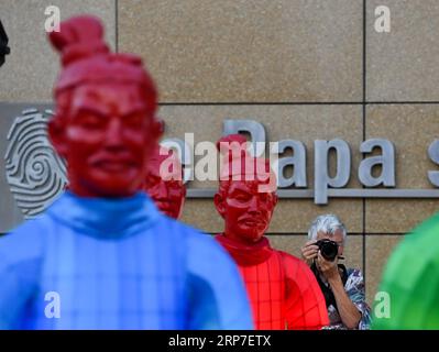 (190205) - WELLINGTON, 5 febbraio 2019 (Xinhua) - Un visitatore scatta foto delle lanterne guerriere di terracotta all'esterno del National Museum of New Zealand, a Wellington, nuova Zelanda il 5 febbraio 2019. Per celebrare il Capodanno lunare cinese, queste lanterne saranno accese ogni sera dalle 20:00 a mezzanotte. Prima di Wellington, queste lanterne sono state esposte in diverse località iconiche in tutto il mondo, tra cui Sydney Harbour, Zagabria, Praga, Edimburgo e Manchester. (Xinhua/Guo lei) NEW ZEALAND-WELLINGTON-TERRACOTTA WARRIORS-LANTERN PUBLICATIONxNOTxINxCHN Foto Stock