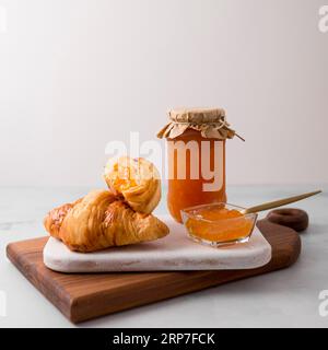 Marmellata per colazione con croissant francese Foto Stock