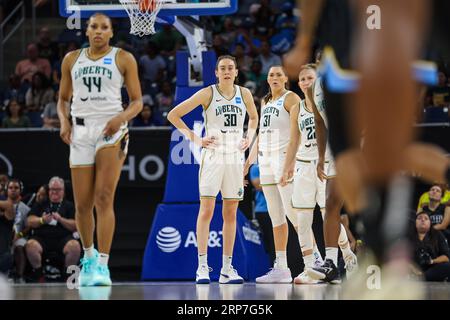 Chicago, Stati Uniti. 3 settembre 2023. Chicago, USA, 3 settembre 2023: Betnijah Laney (44 New York Liberty) Breanna Stewart (30 New York Liberty) Stefanie Dolson (31 New York Liberty) e Courtney Vandersloot (22 New York Liberty) sono in piedi sul campo durante la partita tra Chicago Sky e New York Liberty domenica 3 settembre 2023 alla Wintrust Arena di Chicago, USA. (NESSUN USO COMMERCIALE) (Shaina Benhiyoun/SPP) credito: SPP Sport Press Photo. /Alamy Live News Foto Stock