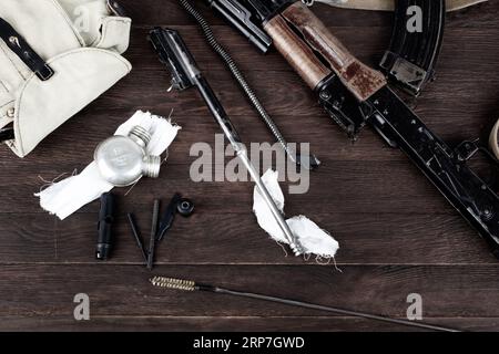 AK 47 pulizia con smontaggio su tavola di legno Foto Stock