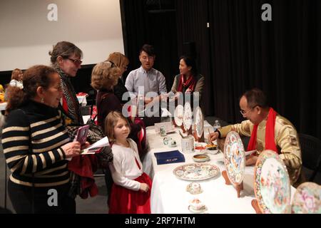 (190207) -- WASHINGTON, 7 febbraio 2019 (Xinhua) -- la gente visita una dimostrazione di artigianato cinese alla Maryland Hall for the Creative Arts di Annapolis of Maryland, Stati Uniti, 5 febbraio 2019. Caratteristiche DA NON PERDERE: Artigianato cinese, spettacoli portano l'atmosfera lunare del Capodanno agli americani. (XINHUA) U.S.-SPRING FESTIVAL-CHINESE CRAFTS-PERFORMANCES PUBLICATIONXNOTXINXCHN Foto Stock