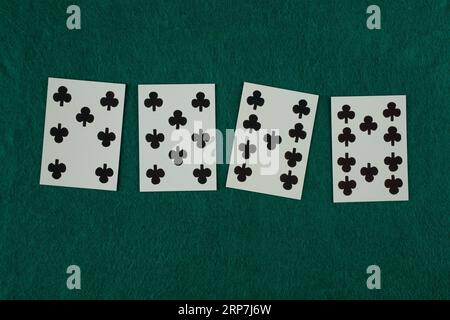 Carta da gioco del vecchio West sul tavolo da gioco verde. Foto Stock