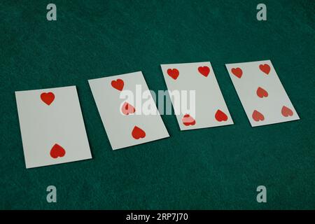 Carta da gioco del vecchio West sul tavolo da gioco verde. Foto Stock