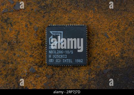 KIEV, UCRAINA - 2 agosto 2023. Unità processore AMD 286 su sfondo arrugginito. Foto Stock