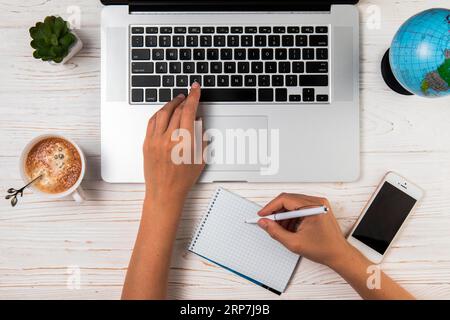 Persona piatta che digita scrittura Foto Stock